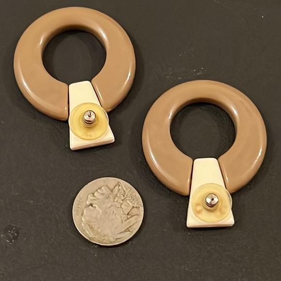 Vintage Mid Century Neutral Bakelite Door Knocker Style Post Retro Hoop Earrings - Picture 7 of 7